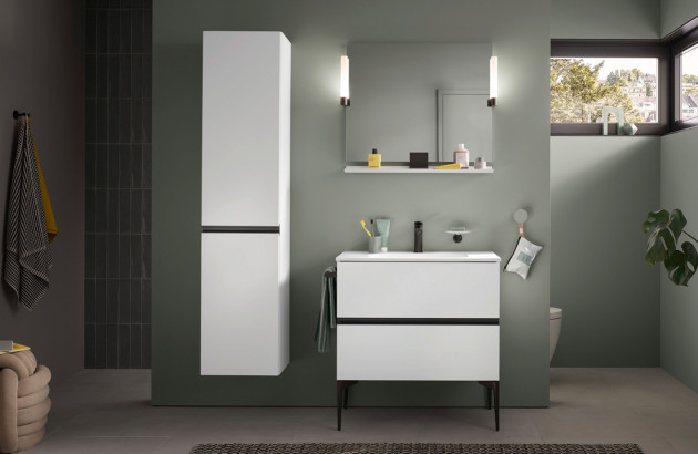 Petite salle de bains avec meuble vasque et colonne de rangements blancs