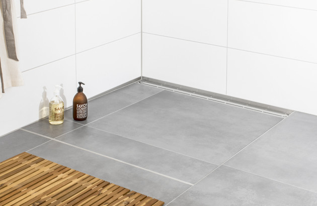 Douche à l'italienne ouverte dans une salle de bains