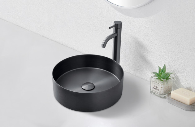 Vasque à poser et robinet noirs sur un meuble de salle de bains