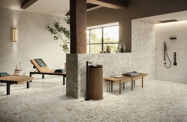 Grande salle de bains avec bains de soleil et carrelage effet quartz
