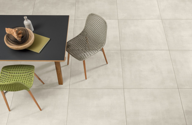 Chaises et table design posés sur des carreaux de carrelage grand format