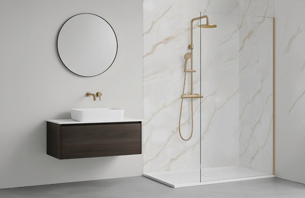 Douche contemporaine avec paroi en verre et colonne dorée dans une salle de bains minimaliste élégante.