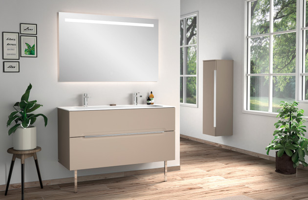 Meuble de salle de bains avec un panneau beige dans une salle de bains avec des plantes