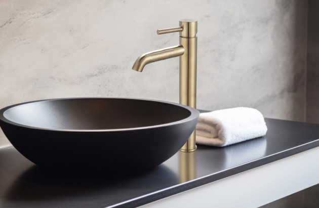Robinet en or avec vasque noir 