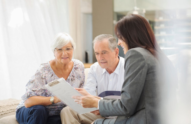 Couple senior accompagné par une conseillère pour un projet de remplacement de baignoire par douche adaptée.