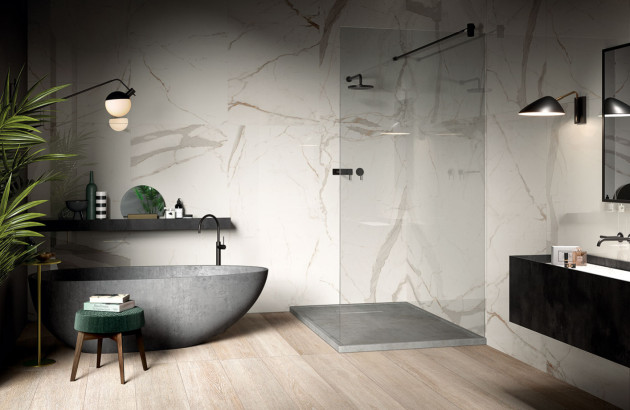 Salle de bains équipée de carrelage en marbre