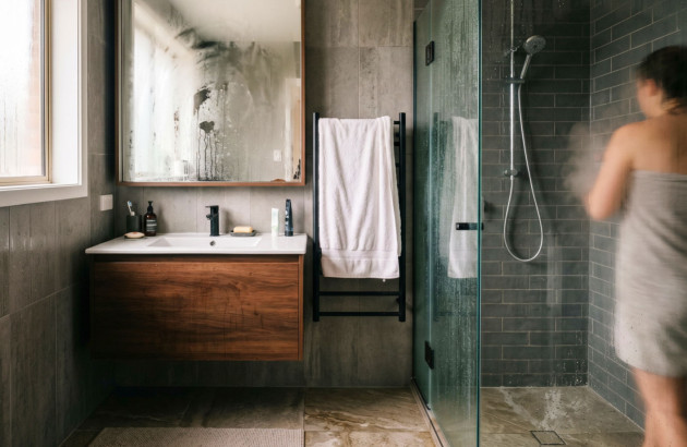 Miroir embué dans une salle de bains mal ventilée après une douche chaude.