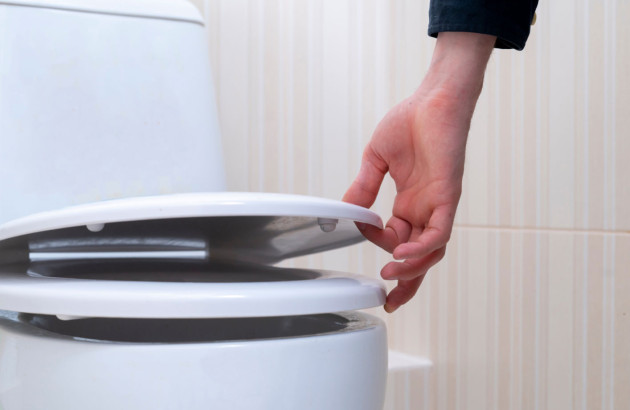 Personne qui interagit avec un abattant de wc