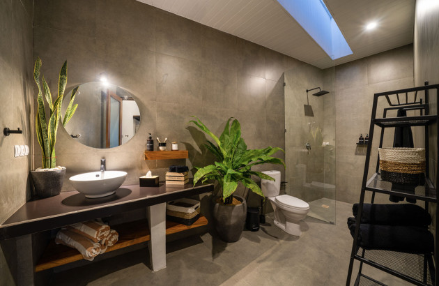 Salle de bains avec du béton ciré recouverte de béton