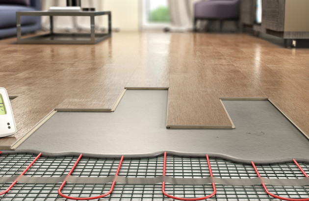 Pose de revêtement de sol sur plancher chauffant avec sous-couche et système de diffusion thermique.