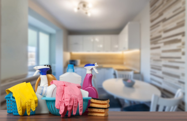 Produits d'entretien et gants posés dans une pièce