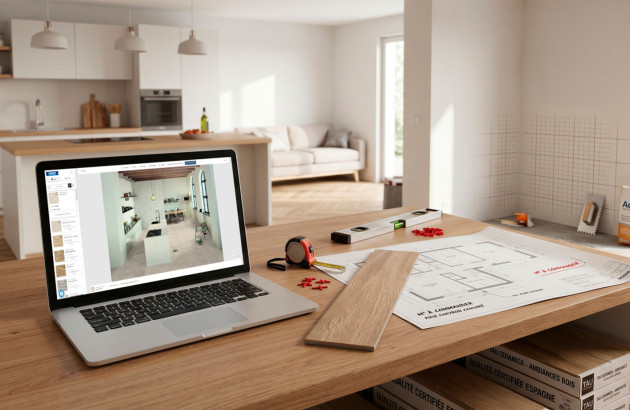 Plan de rénovation avec simulateur 3D sur ordinateur, échantillon de carrelage et outils de pose.