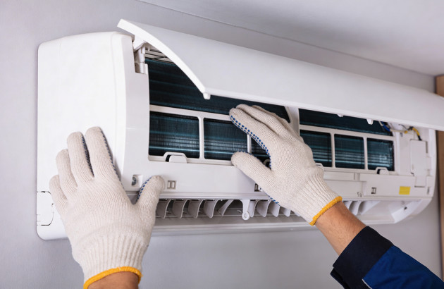 Nettoyage et entretien d’une unité intérieure de climatisation murale par un professionnel.