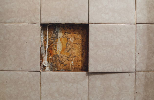 Carreaux de carrelage qui se décollent