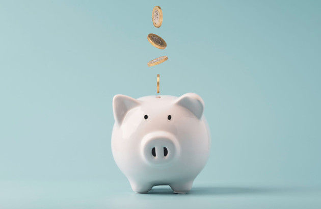Pièces de monnaie qui tombent dans un cochon tirelire