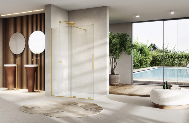 Grande salle de bains moderne ouverte sur l'extérieur avec une paroi de douche dorée