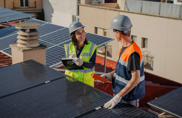 Professionnels de l'énergie solaire qui discutent