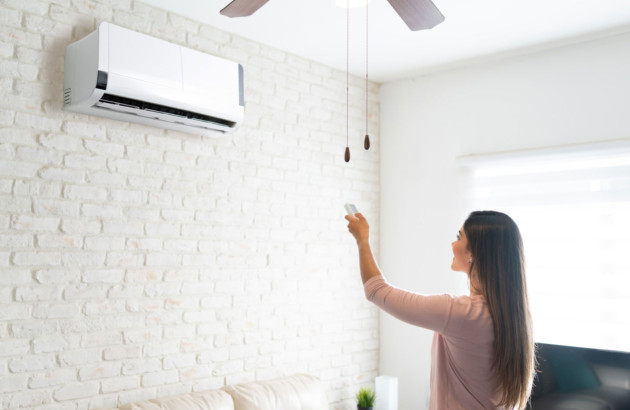 Femme qui utilise son système de climatisation