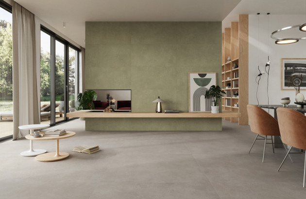 Grand salon avec mur vert et carrelage XXL