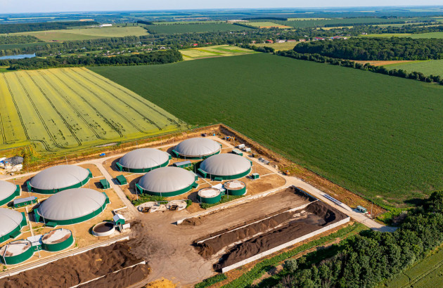 Champ avec silos de production de gaz naturel