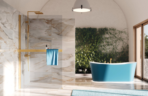 Salle de bains avec une paroi de douche ouverte et du carrelage imitation marbre sur les murs