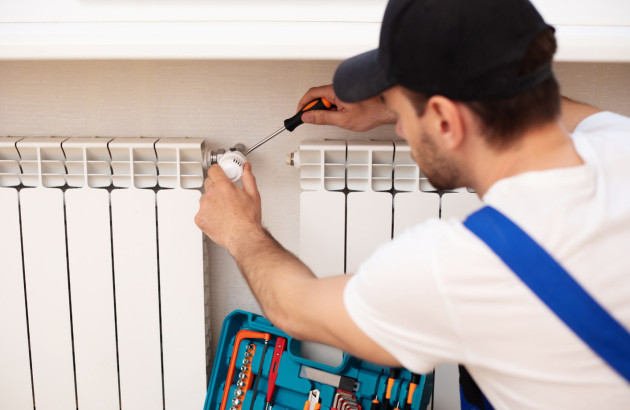 Professionnel qualifié qui installe un robinet thermostatique