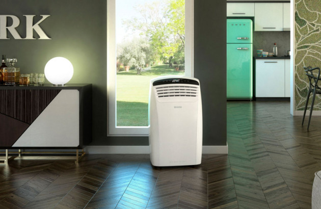 salon design vert avec climatiseur mobile