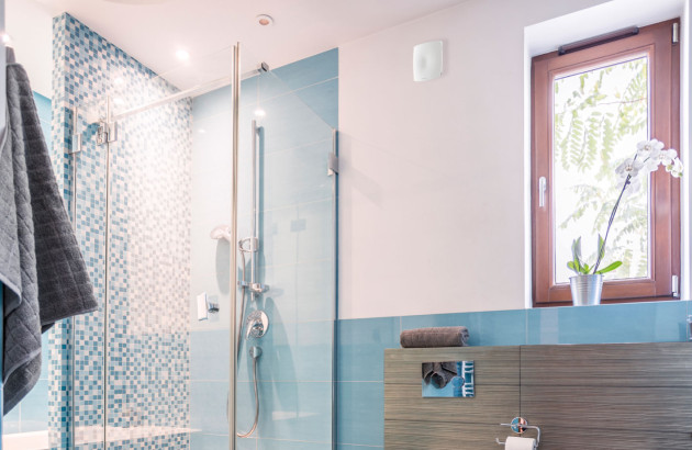 Salle de bains avec la ventilation Atlantic Curv Confort