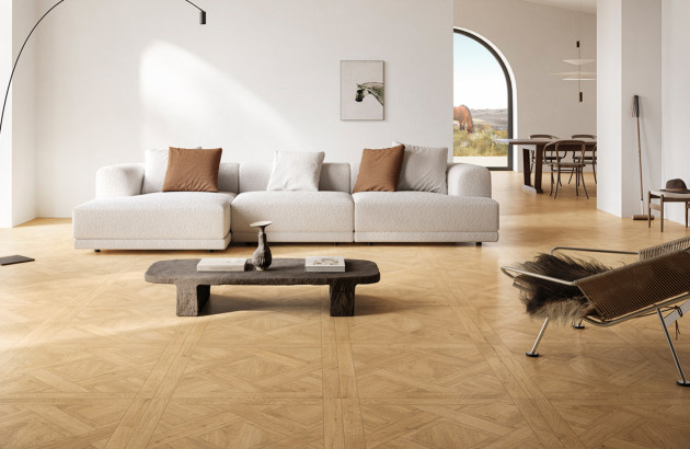 Salon contemporain avec carrelage effet parquet posé en motif chevron, élégant et chaleureux.