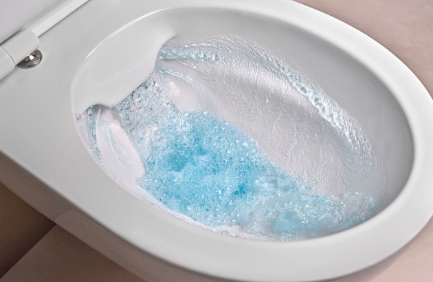 Intérieur de cuvette WC sans bride en céramique blanche avec système de rinçage puissant, eau en mouvement balayant toute la surface pour une hygiène optimale et un nettoyage facilité.