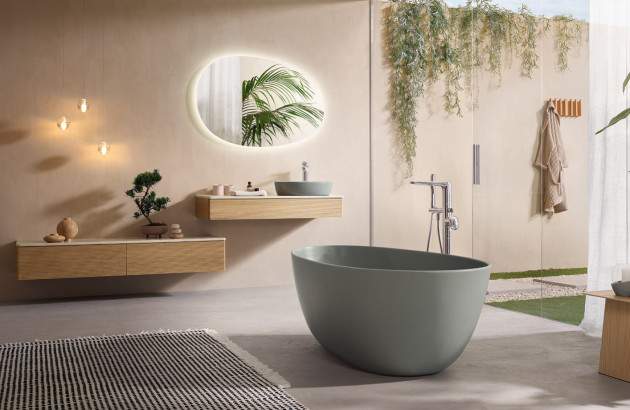 Baignoire îlot bicolore noir et blanc associée à une robinetterie dorée dans un intérieur élégant et raffiné.