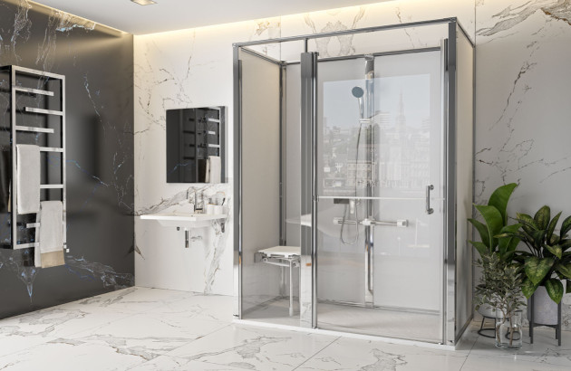 Salle de bains adaptée avec douche sécurisée et équipements pour personne handicapée