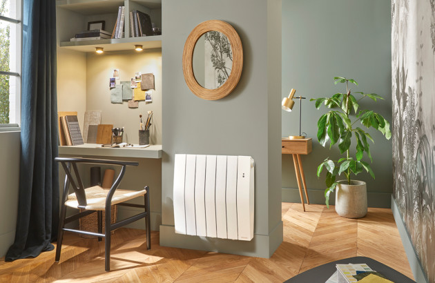 Radiateur placé à côté d'un bureau