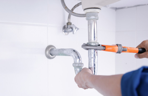 Professionnel qui intervient sur un siphon