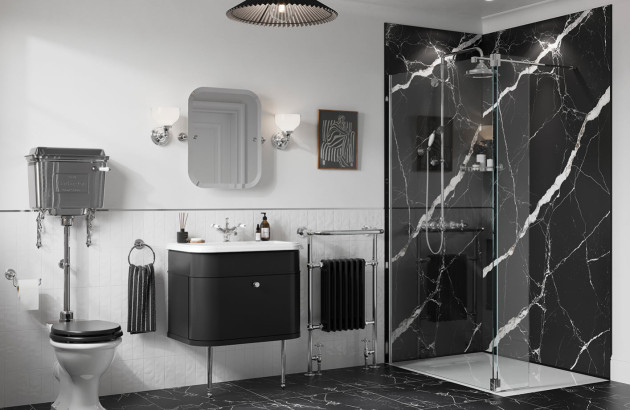 Salle de bains rétro en noir et blanc avec meuble vasque sur pieds et douche aux parois effet marbre.