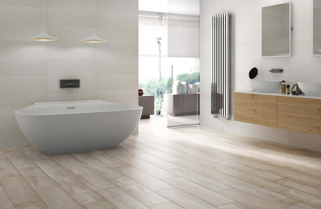 Salle de bains au style naturel équipée du carrelage Sun de Tau Ceramica