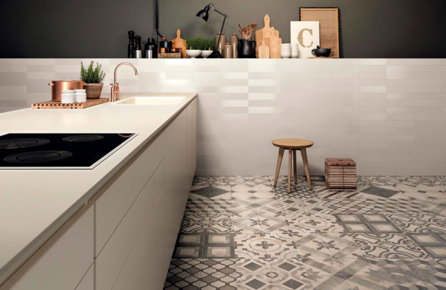 Grande cuisine avec des carreaux de carrelage à motif du carrelage mural