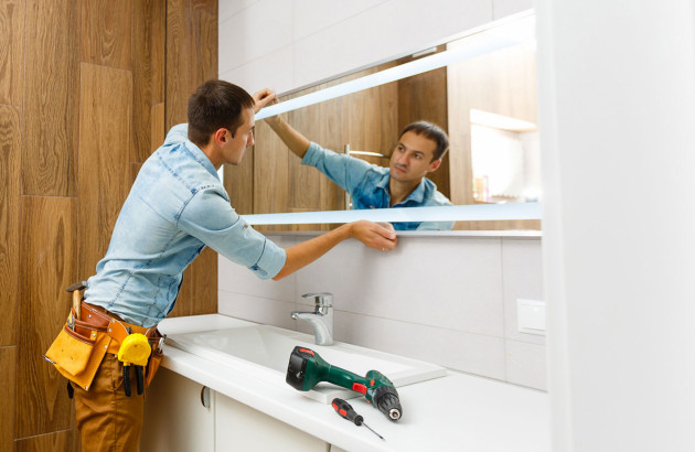 Installation d'un miroir de salle de bains en toute sécurité