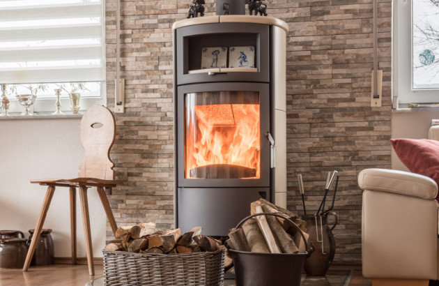 Poêle à bois avec mur en carrelage imitation pierre et décoration intérieure