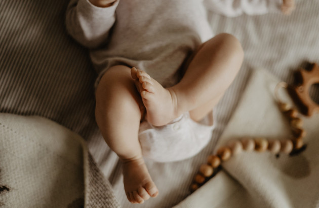 Bébé allongé sur une couverture