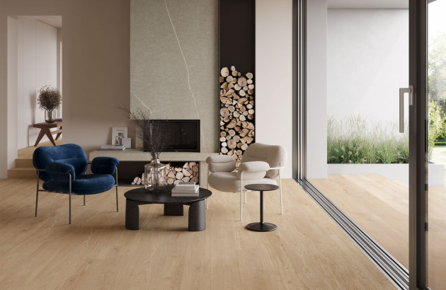 Salon équipé de carrelage grand format imitation parquet