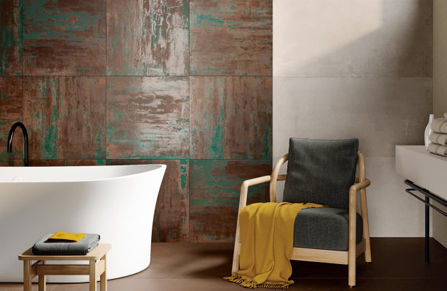 Salle de bains avec baignoire et du carrelage oxydé au mur