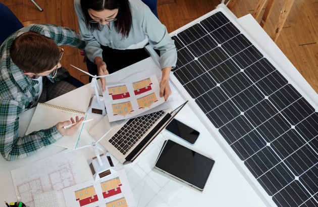 Personnes qui envisagent un projet d'installation de panneaux solaires