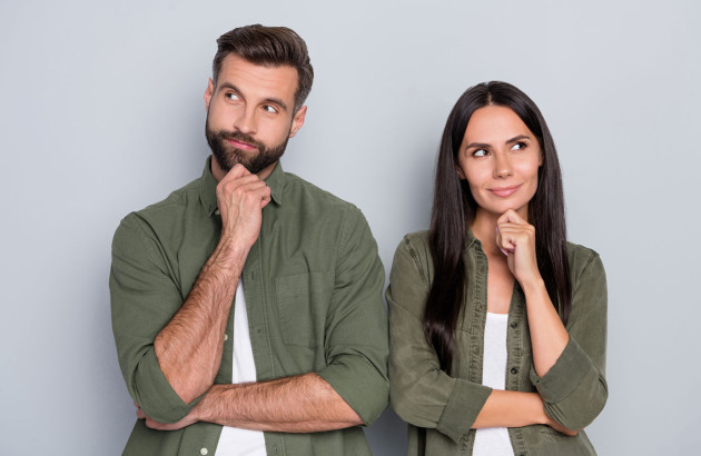 Homme et femme habillés en vert qui sont dubitatifs