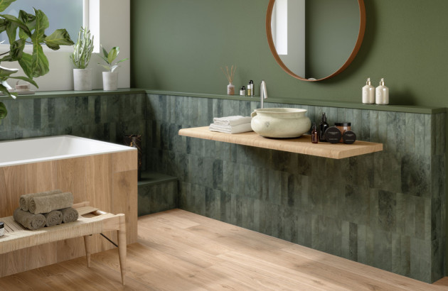 Salle de bains avec du carrelage imitation parquet et du carrelage mural vert pour un contraste intéressant