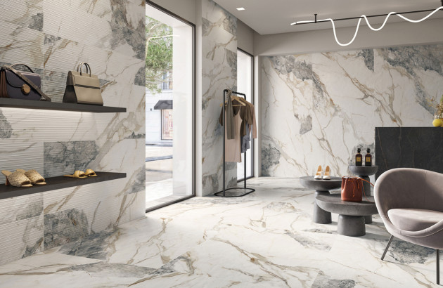 intérieur d'un magasin de produits de luxe recouvert de carrelage imitation marbre