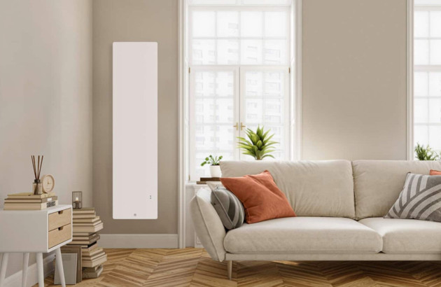 Radiateur vertical sur le mur d'un salon