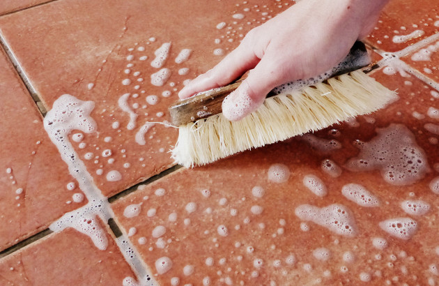 Nettoyage de joint de carrelage avec une brosse