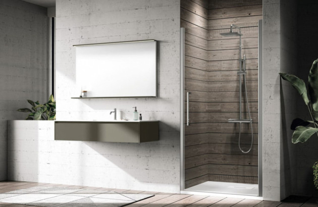 Douche contemporaine avec paroi vitrée et revêtement mural effet bois.
