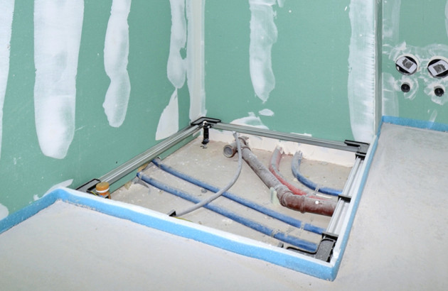 Préparation plomberie pour pose de receveur de douche avec évacuations apparentes